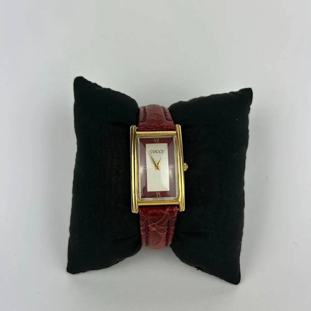 GUCCI 2600M Vintage Women's Quartz Watch Red Leather band